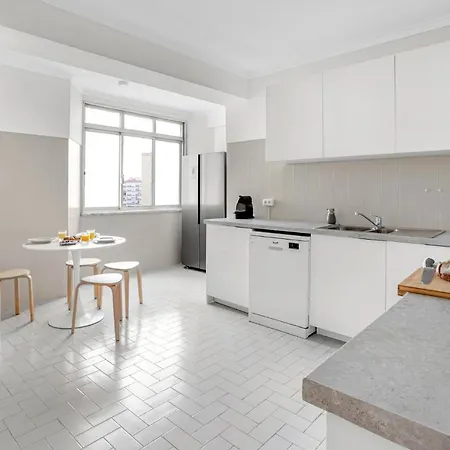 Wonderful Shared In Alfornelos - Near Metro! *