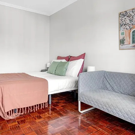 Pensionat Wonderful Shared In Alfornelos - Near Metro!