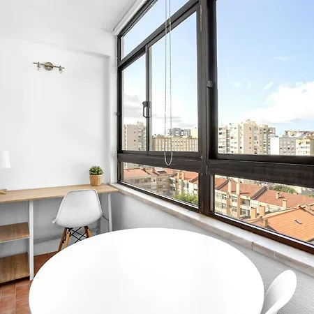 Pensjonat Wonderful Shared In Alfornelos - Near Metro!