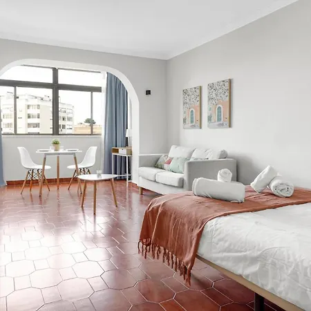 Wonderful Shared In Alfornelos - Near Metro! * ליסבון