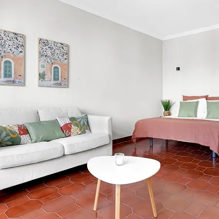 Wonderful Shared In Alfornelos - Near Metro! Pensjonat