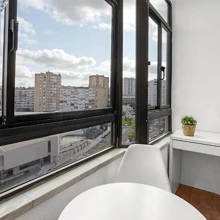 Gasthuis Wonderful Shared In Alfornelos - Near Metro! *