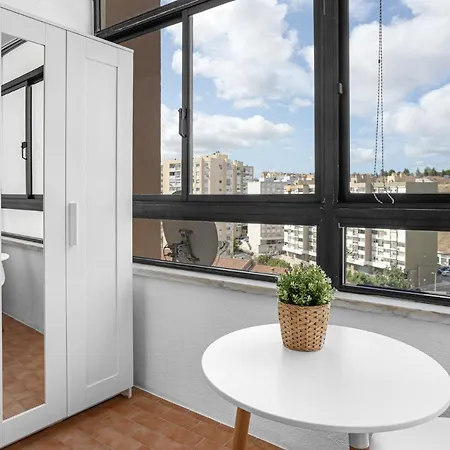 Wonderful Shared In Alfornelos - Near Metro!