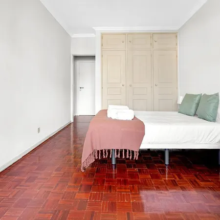 Wonderful Shared In Alfornelos - Near Metro! *