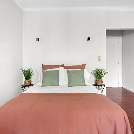 Wonderful Shared In Alfornelos - Near Metro! Guest house