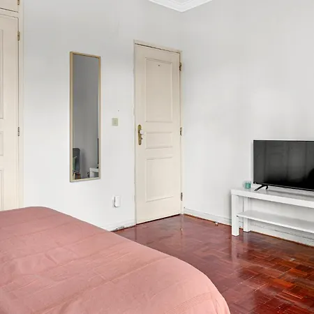 Wonderful Shared In Alfornelos - Near Metro! Guest house